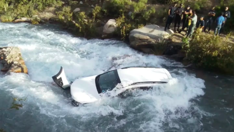 Una joven murió luego de que el auto en el que viajaba cayera 7 metros hacia un arroyo