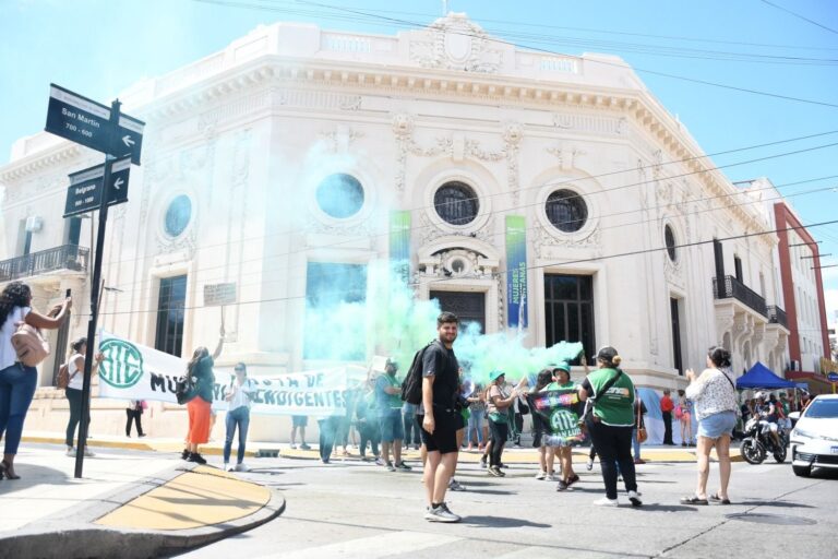 Rompieron las puertas de la Intendencia de San Luis durante la protesta de trabajadores