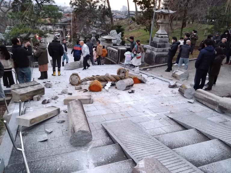 Terremoto en Japón: hay alerta de tsunami y gente atrapada bajo escombros