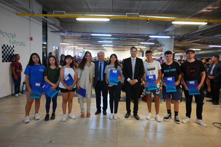 Poggi entregó en Villa Mercedes "Becas al Mérito" a 150 estudiantes destacados