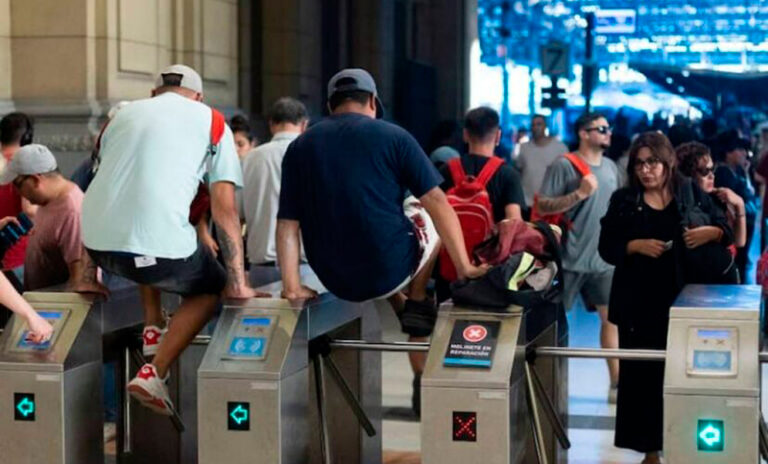 Estudiantes convocan a “molinetazo” contra aumento en transporte