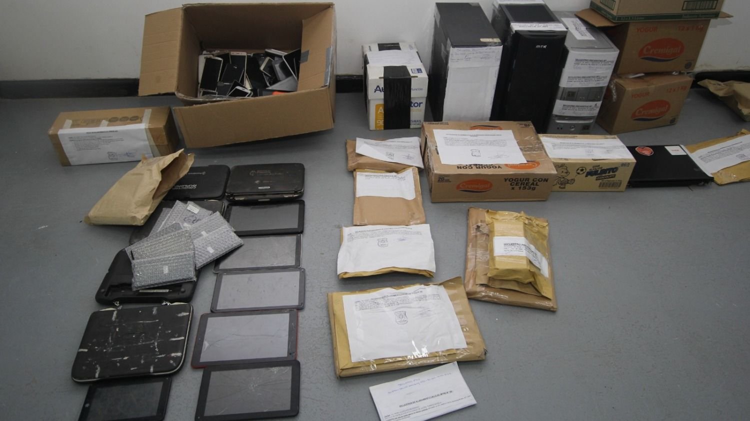 Secuestraron unos 500 celulares en varios allanamientos en Villa Mercedes