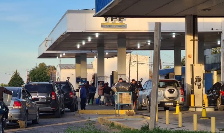 Largas colas en estaciones de servicio por el aumento de combustibles anunciado para el lunes
