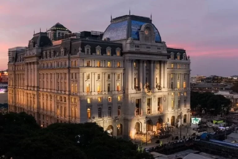 Cambios en la nomenclatura de edificios públicos marcan la política del Gobierno Milei