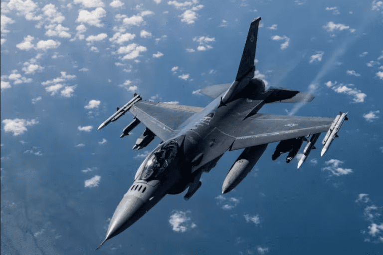 Milei va por más aviones, helicópteros, tanques y submarinos