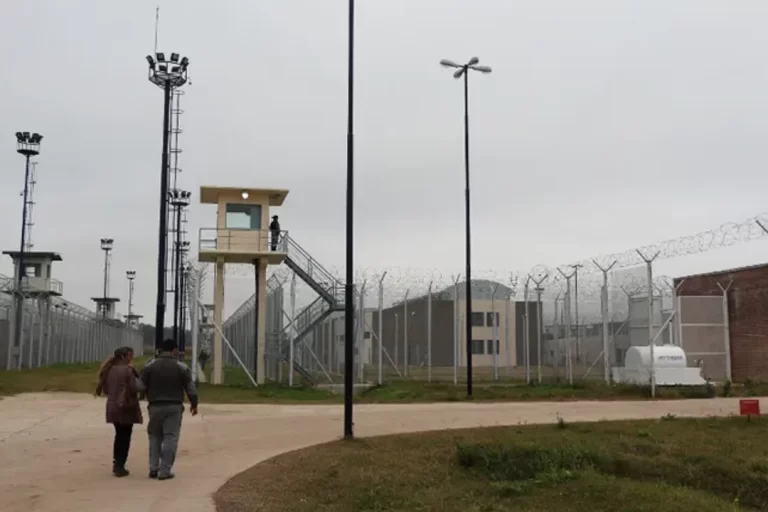 estando preso en la cárcel creo una aplicación