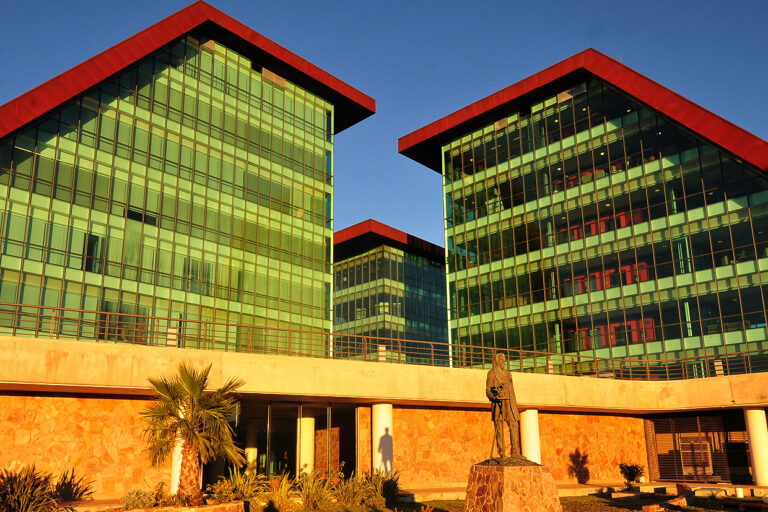 Empleados públicos cobran sueldo con aumento y el bono