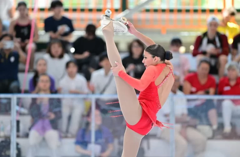 Tiene 16 años y es la promesa del patinaje artístico