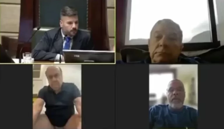 Escándalo en Brasil. concejal en el inodoro