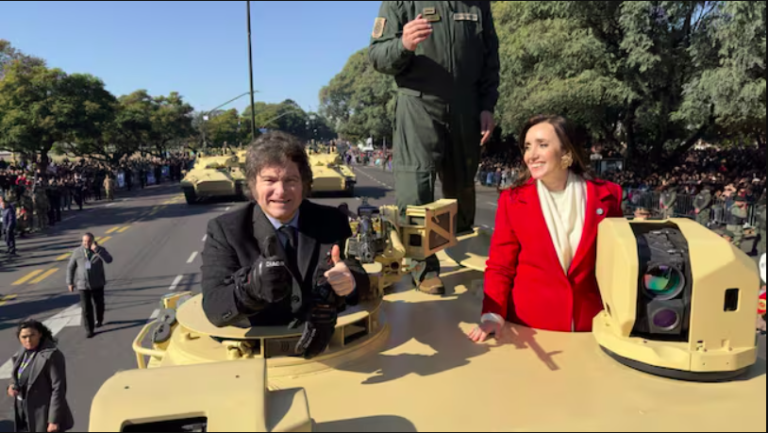 En medio del desfile militar por el Día de la Independencia, Milei y Villarruel se subieron a un tanque de guerra