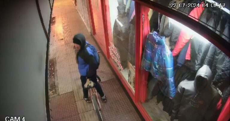 Villa Mercedes: recuperaron las camperas robadas en un comercio tras romper la vidriera