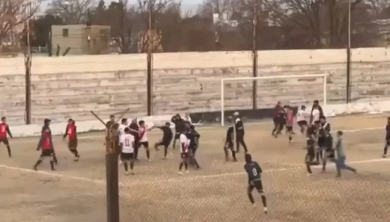 Colegiales tomó medidas con los jugadores que protagonizaron un episodio de violencia en el fútbol