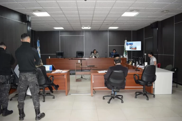 Este miércoles comenzó el juicio contra un hombre de Villa Mercedes acusado por robo simple (tres hechos). La jueza es Daniela Estrada. En esta primera audiencia se desarrollaron los alegatos de apertura. El fiscal de Juicio, Néstor Lucero sostuvo la acusación fiscal de primera instancia, y dijo que va a probar durante el debate que el acusado es autor penalmente responsable de los delitos. Relató los hechos por los que viene acusado, los cuales ocurrieron en Villa Mercedes. El primer hecho sucedió el 8 de mayo de 2024 en la intersección de calles Mestre y Junín. En ese momento, el damnificado descendió del transporte que lo traía desde su trabajo, y fue interceptado por el imputado quien le realizó un ademán de que tenía un arma y lo amenazó. Luego le arrebató la billetera y el celular. El segundo ocurrió el 9 de mayo en Fuerte Constitucional y Lamadrid. El acusado tomó un taxi hasta ese domicilio, y al llegar le manifestó al conductor que era un asalto, lo golpeó y se apoderó de un celular y la billetera. El último fue el 16 de mayo en Potosí y San Cayetano. En esa oportunidad, un ciudadano que se encontraba circulando en bicicleta, fue interceptado por el acusado quien le solicitó el rodado. El denunciante, se resistió, el imputado lo golpeó y le quitó el celular. El Fiscal explicó que el acusado fue individualizado a través de los testimonios de las víctimas. Por otro lado, la defensora de Juicio, Rocío Mediavilla explicó que los elementos de prueba son insuficientes, y que no hay grado de certeza para demostrar la autoría. Agregó que en dos de los hechos no hay pruebas determinantes, que no se puede sostener la acusación y que en el tercer hecho la declaración del denunciante es contradictoria. Dijo que iba a solicitar la absolución.