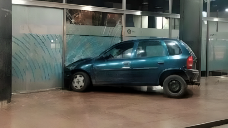 Le negaron un crédito y chocó su auto contra un banco