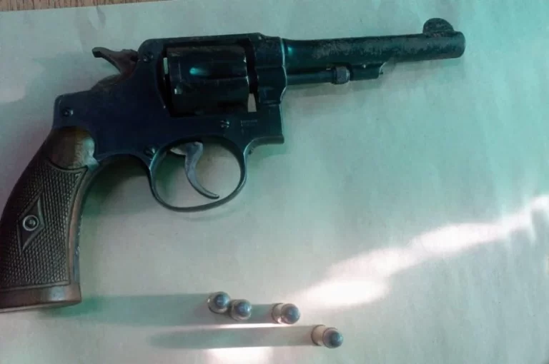 Amenazó con un arma a un empleado de Edesal y terminó detenido