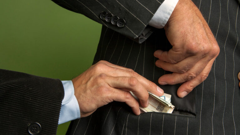 Revés judicial para abogado y escribana acusados de corrupción y estafa procesal