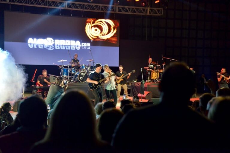 Una noche de folclore y emoción: Algarroba.com celebró sus 24 años en Villa Mercedes