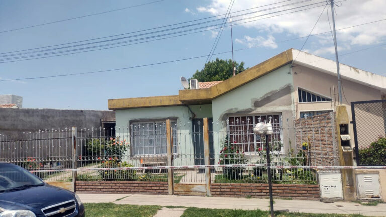 Tragedia en el barrio Jardín del Sur: una mujer de 29 años recibió una descarga eléctrica de un poste de EDESAL y falleció