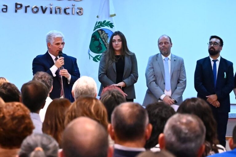 Claudio Poggi tomó juramento a los nuevos funcionarios del gabinete provincial