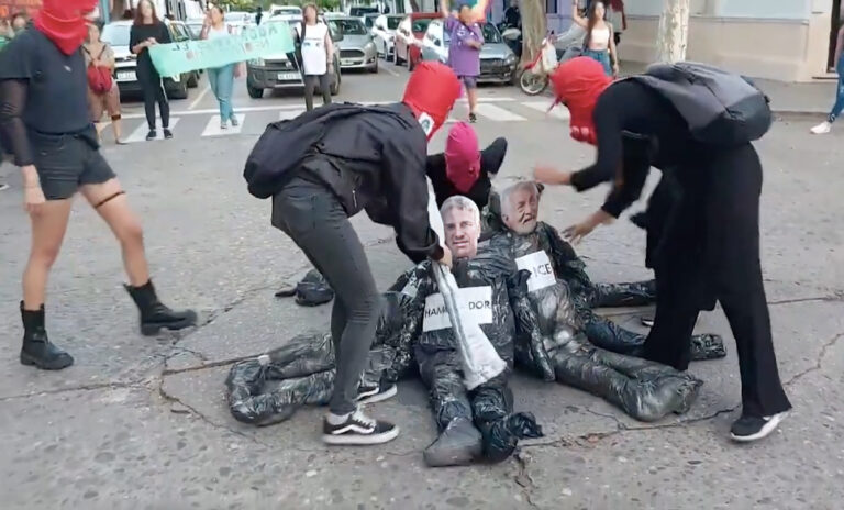 8M en Villa Mercedes: Manifestantes protestan contra el gobierno y queman muñecos