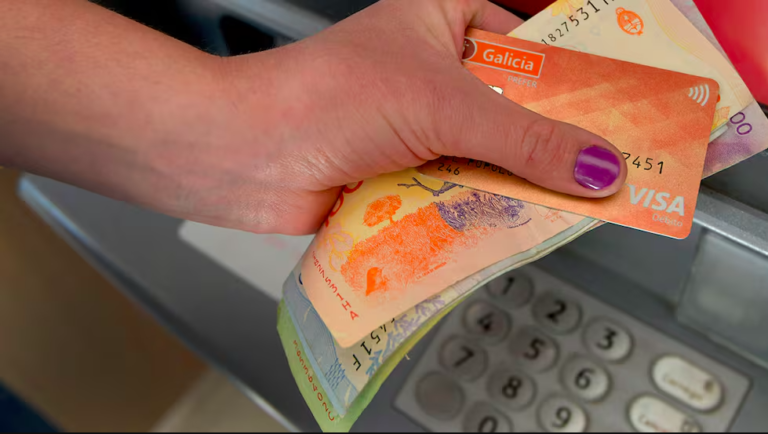 Nuevos costos: Extraer dinero de cajeros costará hasta $5.000
