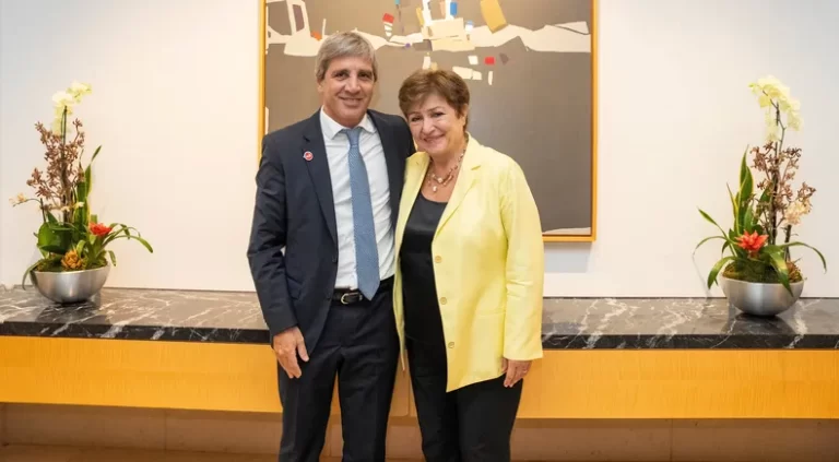 Alarma en las reservas: cayeron USD 700 millones y crece el riesgo cambiario