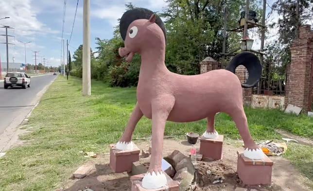 De vuelta en pie: La estatua del ‘Pamperito’ recupera su espledor