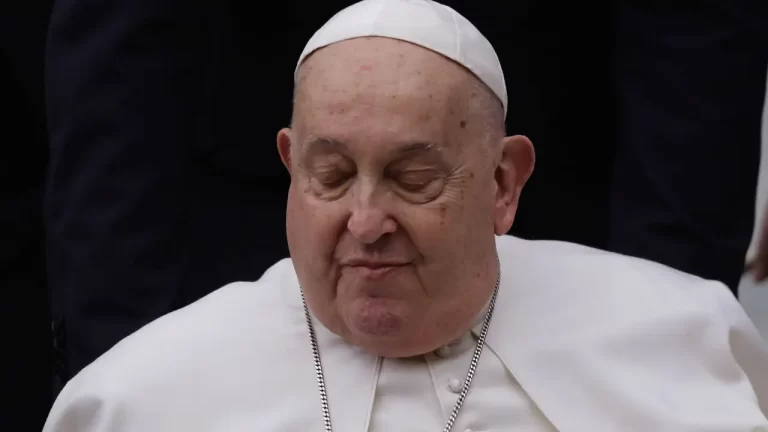 El Vaticano reporta una mejoría en la salud del papa Francisco tras su larga internación