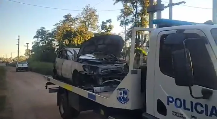 Un hombre muere en auto incendiado: una puerta estaba atada con alambre