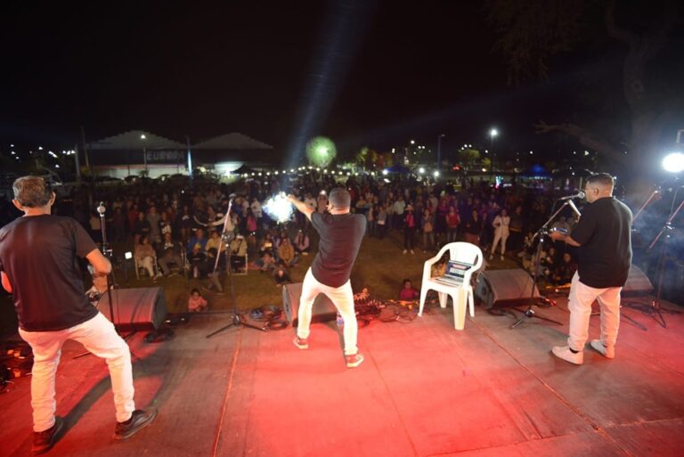 El Complejo Urbanístico La Ribera festejó sus 22 años con música y gastronomía