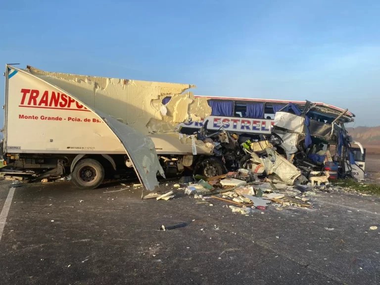 Un choque frontal entre un micro y un camión deja al menos 4 muertos en Ruta 3