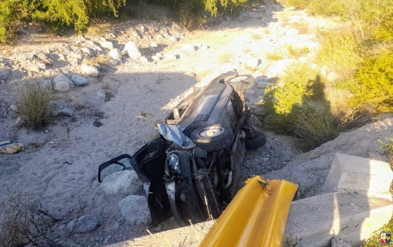 Accidente en la Autopista 25 de Mayo: un auto volcó en el cauce del río Los Canales