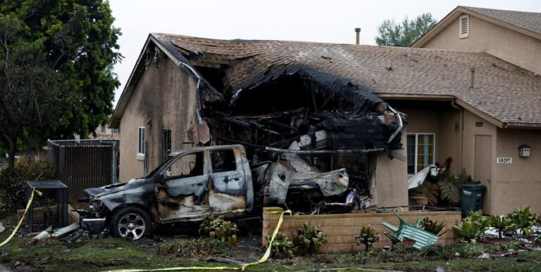 Tragedia aérea en San Diego: Una aeronave cayó sobre una zona residencial provocando un gran incendio