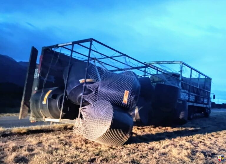 Volcó un camión cargado con tanques de agua en la Ruta Nacional 146