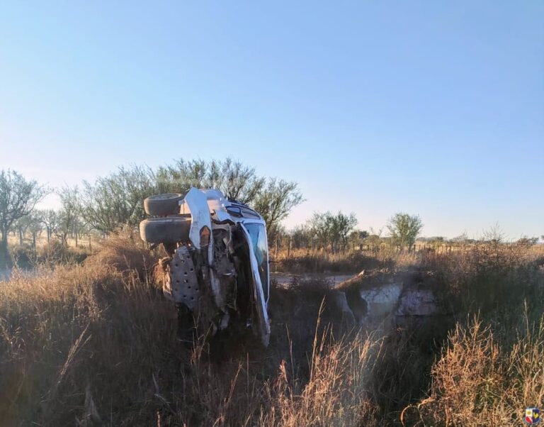 Un joven de 21 años falleció tras volcar su camioneta en la Ruta Provincial 22