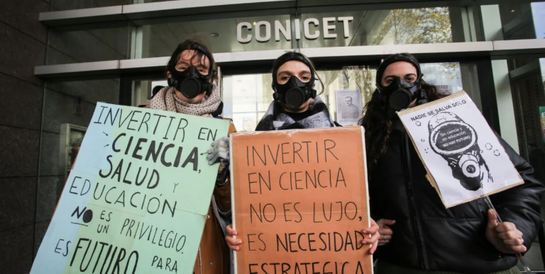 “Sin trabajadores no hay ciencia”: masiva protesta contra el desfinanciamiento del CONICET