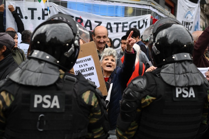 Fuerte represión en el Congreso: denuncias de violencia a jubilados