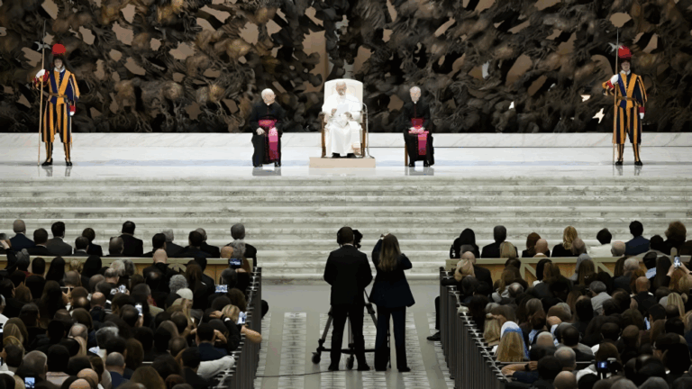 El Papa León XIV defiende la libertad de prensa y exige la liberación de periodistas encarcelados