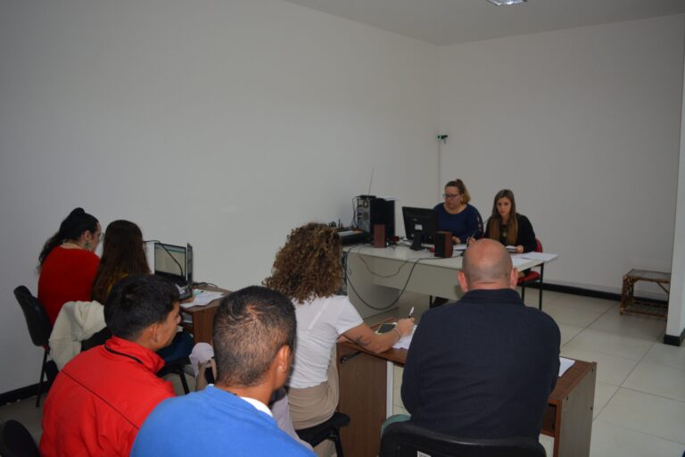 Dejaron en libertad a los dos jóvenes acusados de robar y tirar de la moto a una mujer