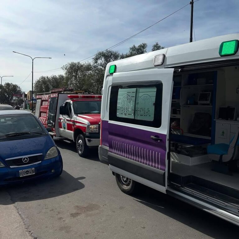 Rescate de emergencia en Av. 25 de Mayo: una persona cayó a una fosa