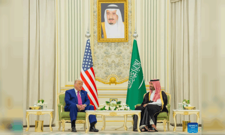 Trump firmó un acuerdo de Defensa con Arabia Saudita y anunció un plan para suspender sanciones contra Siria