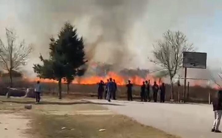 Incendio cerca del Colegio N°17 en Villa Reynolds: Evacuaron a estudiantes