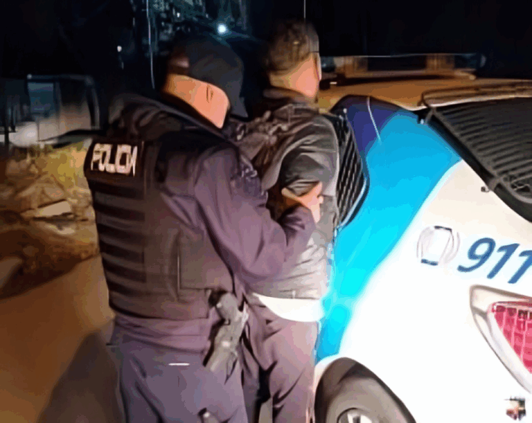 Un hombre arrojó piedras e insultó en un comercio: terminó en la comisaría