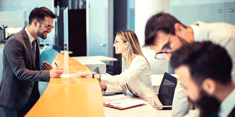 Bancarios acuerdan aumento salarial y el básico supera los $1.850.000