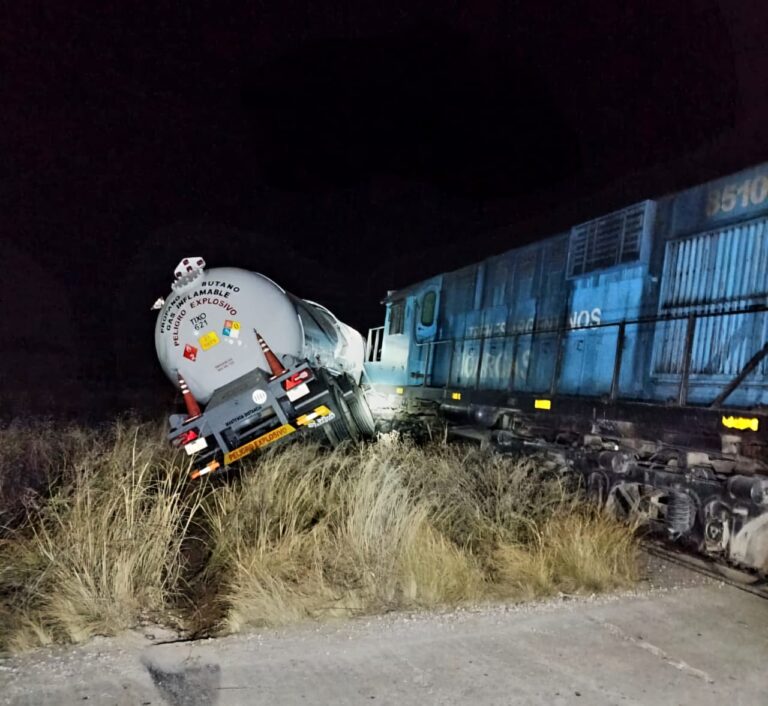 Choque entre un tren y un camión en Villa Reynolds: sin heridos pero con complicaciones