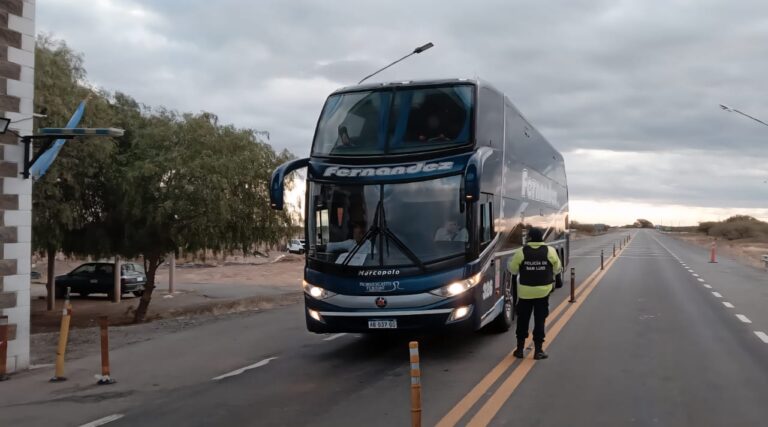 Refuerzan controles policiales en rutas puntanas ante la movilización nacional