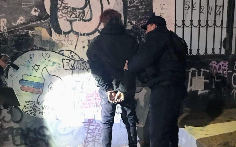 Villa Mercedes: Un joven intentó agredir a policías y terminó detenido