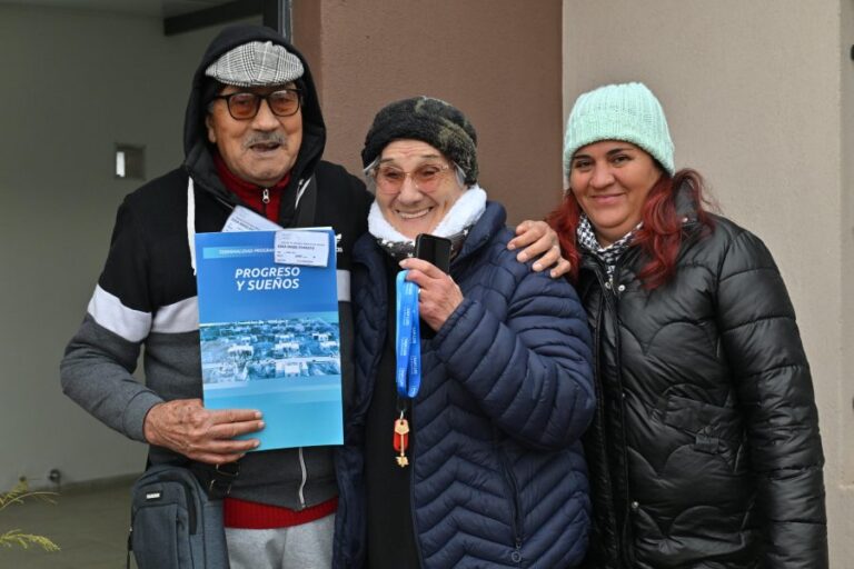 Techo propio y emoción: 40 familias recibieron su casa en Villa Mercedes