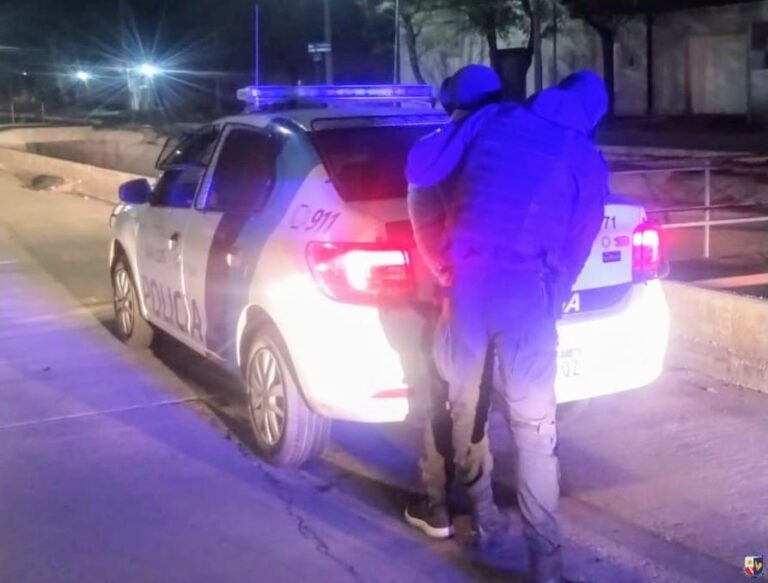 Villa Mercedes: Detuvieron a un joven que manipulaba autos estacionados