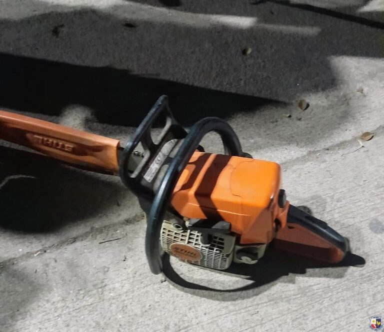 Circulaba por la calle con una motosierra en plena madrugada: Intentó fugarse y quedó detenido